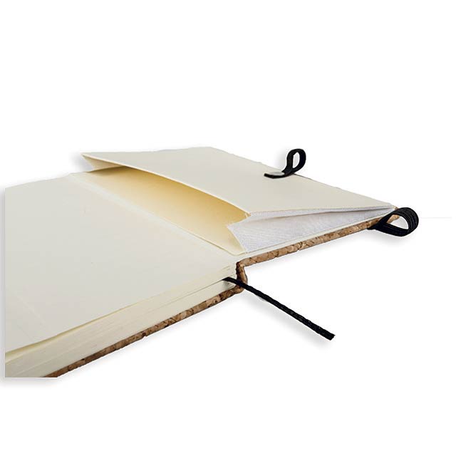 ADRA I - Poznámkový zápisník s obálkou potaženou korkem, vlepenou kapsou a poutkem na psací potřeby   - foto