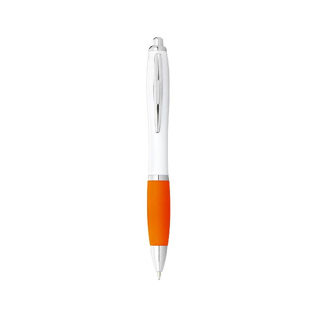 Protože lidé píší téměř každý den, je nezbytné používat spolehlivé pero. Kuličkové pero Nash je jedním z takových per. Kuličkové pero je vyrobeno z pevného plastového materiálu ABS, který nabízí dlouhou životnost. Díky mechanismu rychlého zacvaknutí se kuličkové pero rychle používá a má měkký úchop, který snižuje případné pnutí na psací ploše. Kuličkové pero Nash je k dispozici v různých barevných kombinacích a nabízí mnoho možností pro aplikaci loga.   - bílá - foto