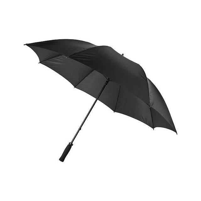 Deštník s ručním otevíráním s polyesterovou kupolí. Deštník má pevnou kovovou tyč, vysoce kvalitní rám ze sklolaminátu a nabízí maximální flexibilitu ve větrných podmínkách. Zakřivená rukojeť EVA, plastové hroty a špička. Dodává se v široké řadě moderních barev a má velkou plochu pro potisk na každém panelu.  - černá - foto
