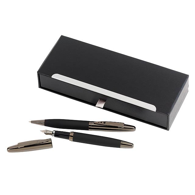 Psací sada BLACK ELEGANCE: obsahující kuličkové pero s otočným mechanismem s kovovou náplní s černým inkoustem a plnící pero se zásobníkem na modrý inkoust, v kovovém vzhledu s pogumovaným úchopem, oboje s PiCOWORLD klipem; dodávána v černé dárkové krabičce se zásuvkou a dekorativním okrajem z hliníku  - černá - foto
