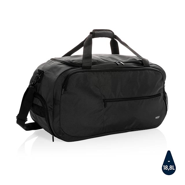 The Swiss Peak AWARE™ RPET modern sports duffle is the perfect companion for a visit to the gym or a short break. With a big easy access opening you can find your essentials at a glance. Zipper front pocket and 2 outer mesh pockets. The duffel has straps that let you carry it any way that feels best. The duffle exterior and lining is made with 100% recycled polyester. With AWARE™ tracer that validates the genuine use of recycled materials. Each bag saves 18.8 liters of water and has reused 31.5 0.5L PET bottles. 2% of proceeds of each product sold  with AWARE™ will be donated to Water.org.  - black - foto