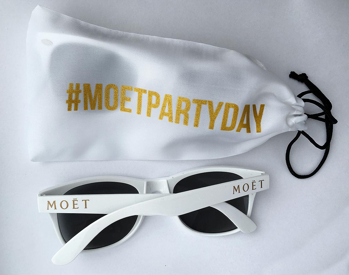 Reklamní bílé sluneční brýle s textilním pouzdrem a potiskem Moët #MOETPARTYDAY