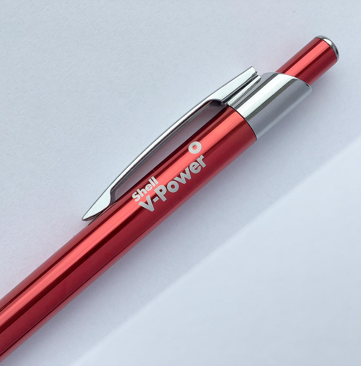 Reklamní červené kovové kuličkové pero s potiskem Shell V-Power