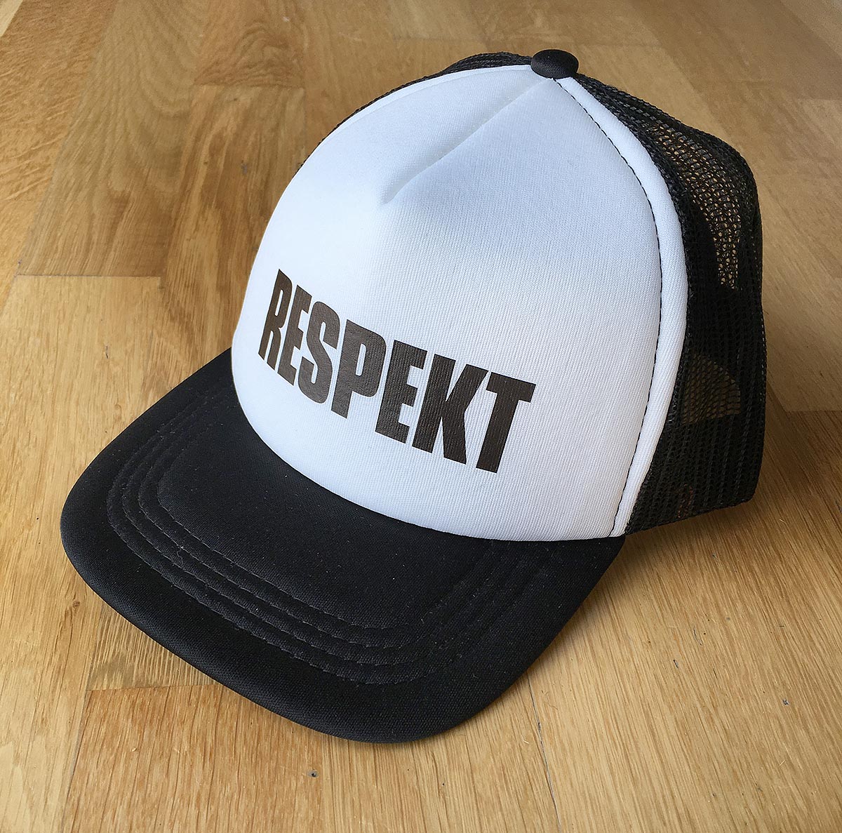 Reklamní černobílá síťovaná kšiltovka s potiskem nápisu RESPEKT