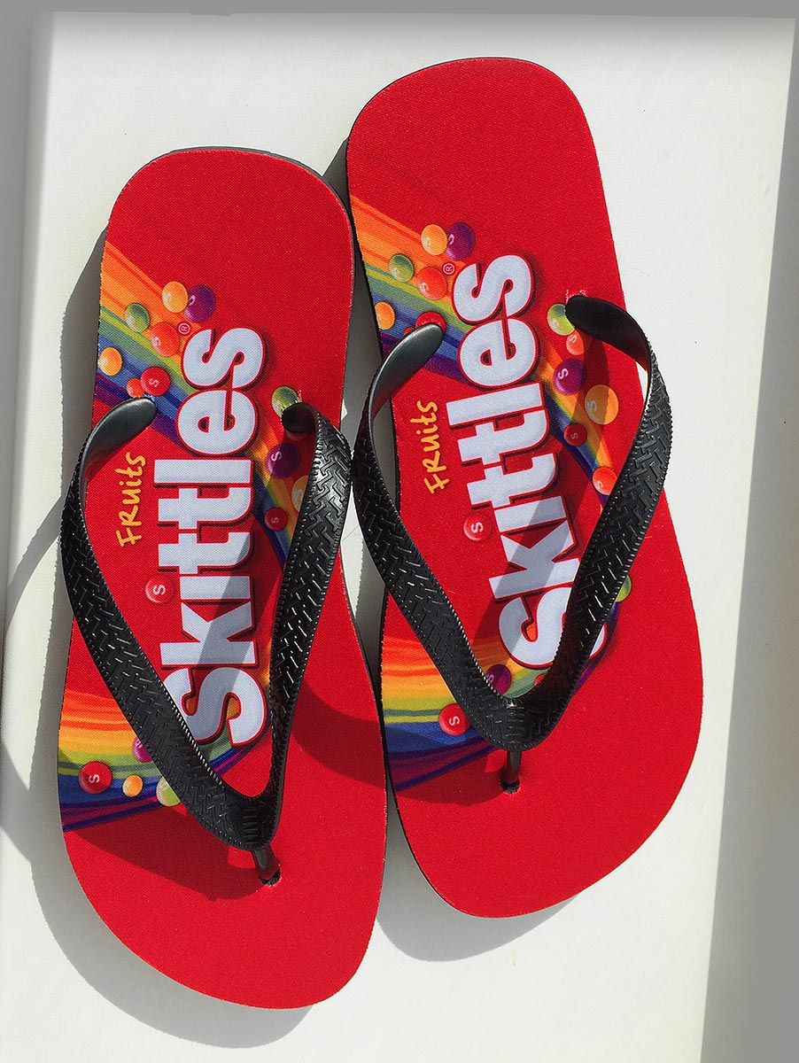 Reklamní červené žabky s celoplošným potiskem loga Skittles Fruits