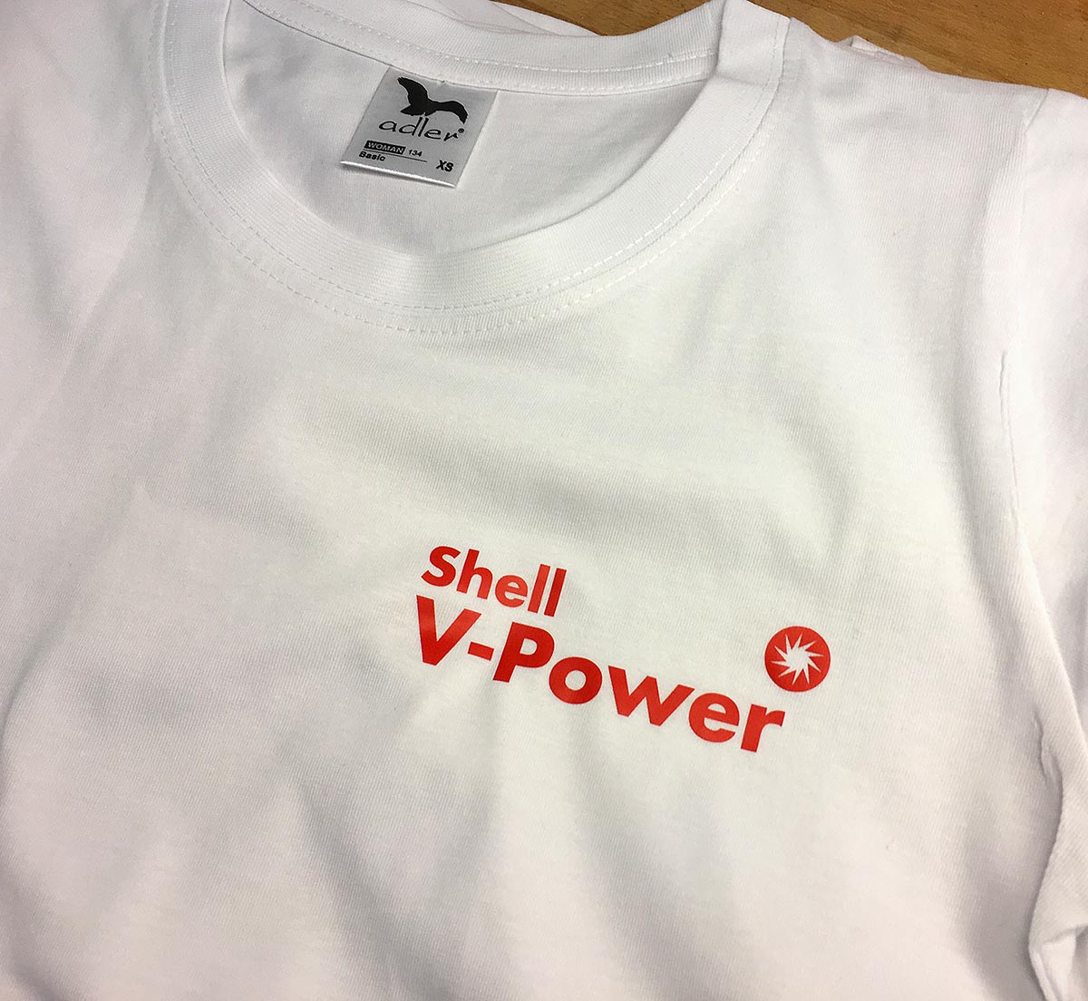 Reklamní bílé bavlněné tričko s červeným potiskem Shell V-Power