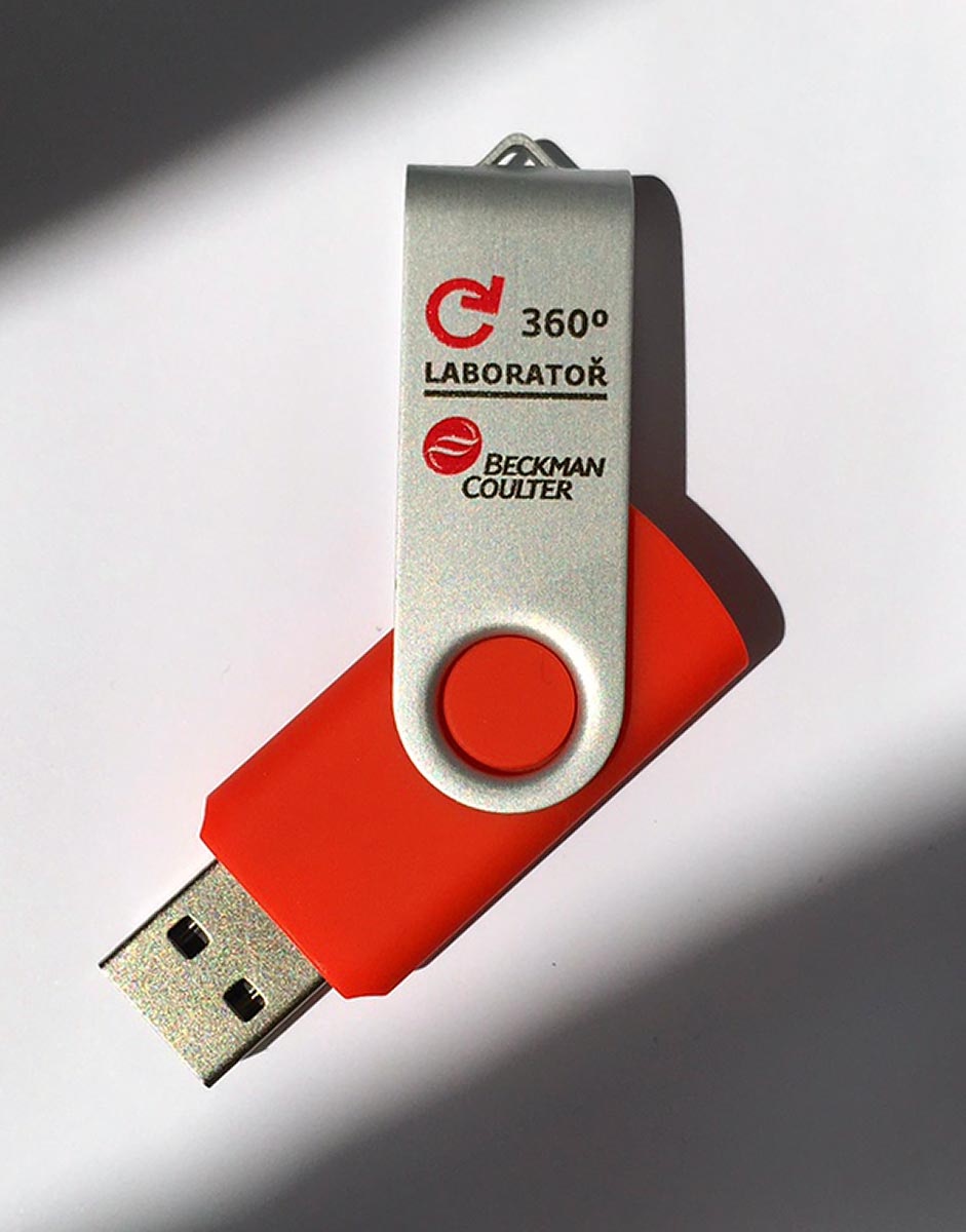 Reklamní červený USB flash disk s potiskem loga Beckman Coulter a 360° Laboratoř