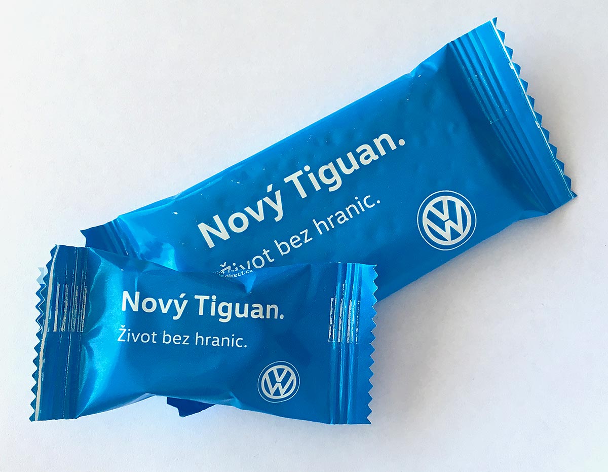 Reklamní balené bonbóny v modrém obalu s potiskem Volkswagen Nový Tiguan