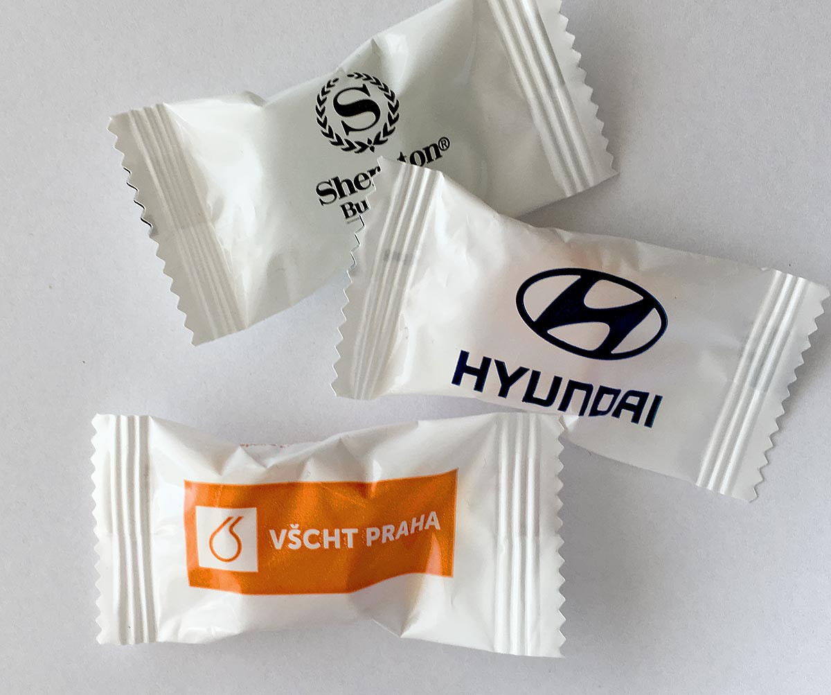 Reklamní balené bonbóny s potiskem log Sheraton, Hyundai a VŠCHT Praha