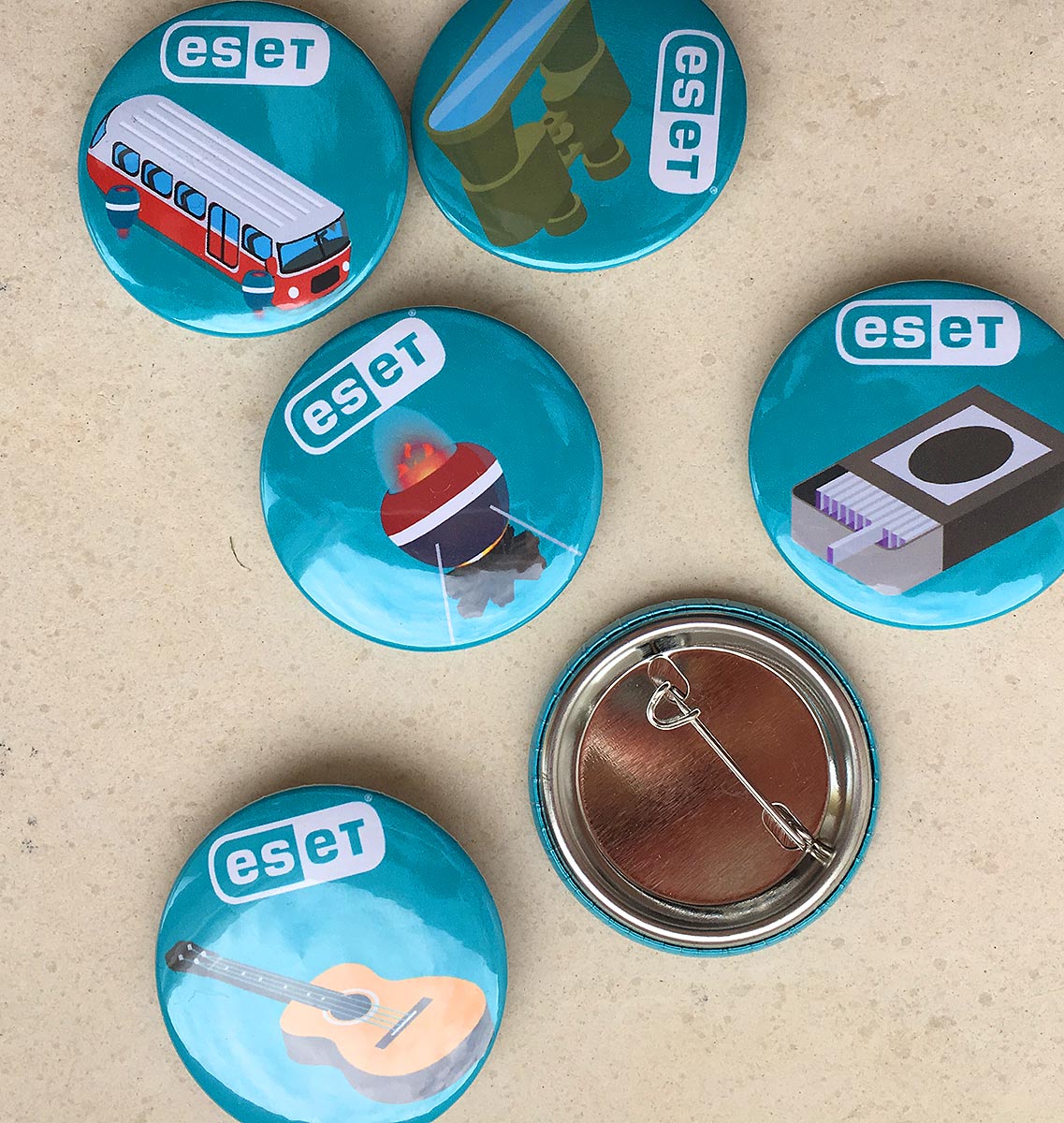 Reklamní kulaté odznaky (placky) s barevnými motivy a logem ESET