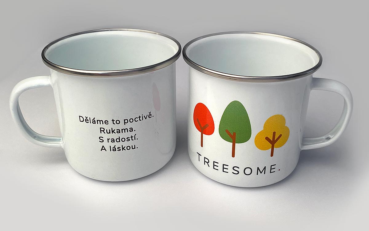 Reklamní bílé smaltované hrnky s potiskem loga Treesome