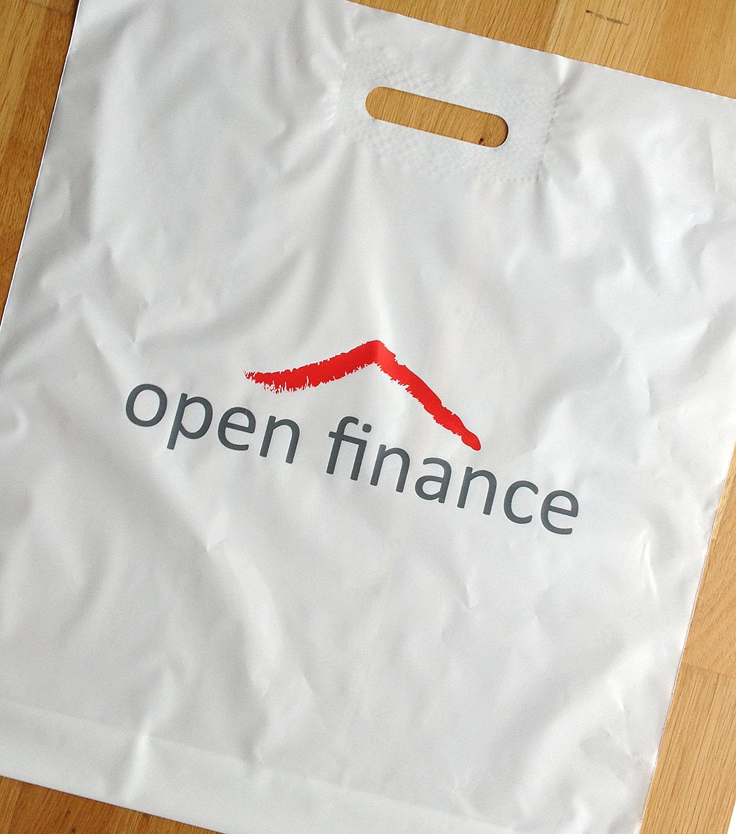 Reklamní bílá igelitová taška s průhmatem a potiskem loga Open Finance