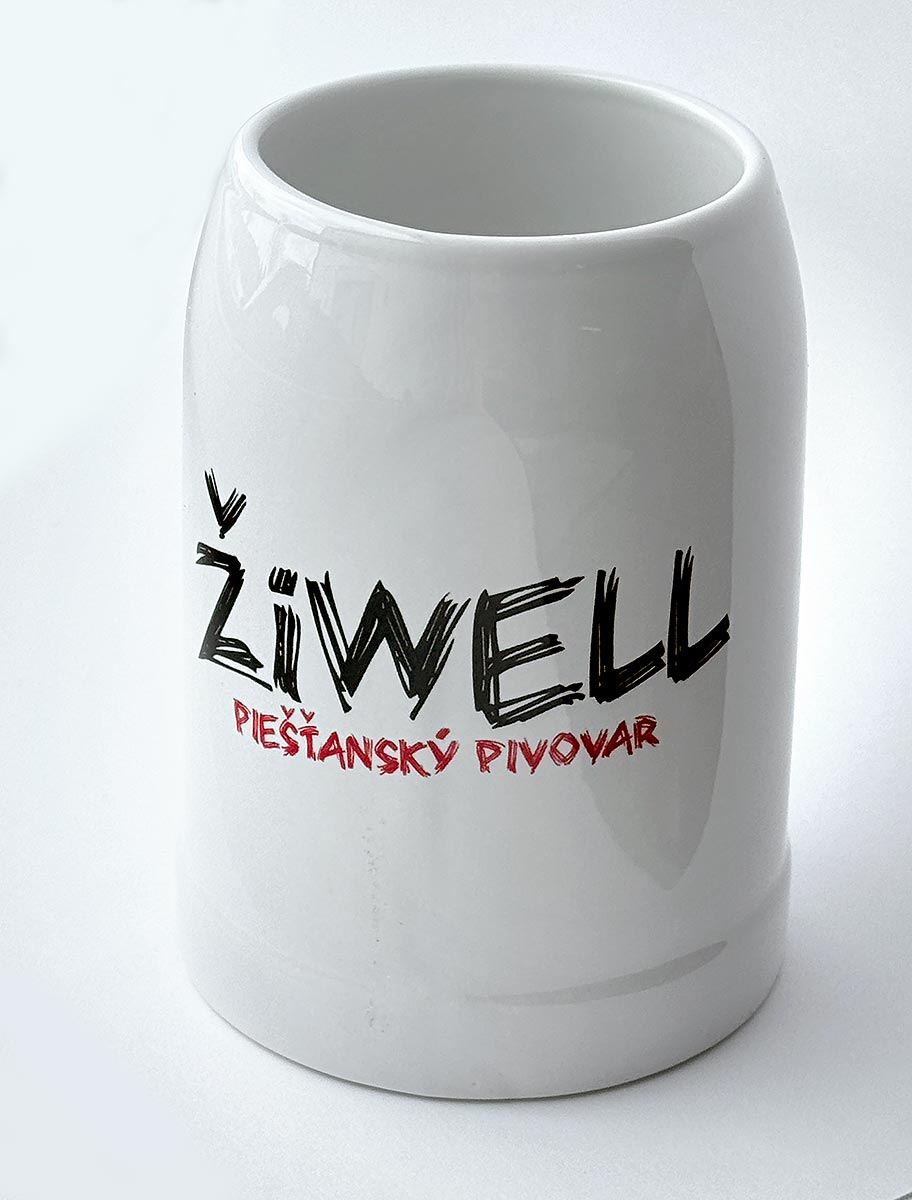Reklamní bílý keramický pivní korbel s potiskem loga ŽiWELL Piešťanský pivovar