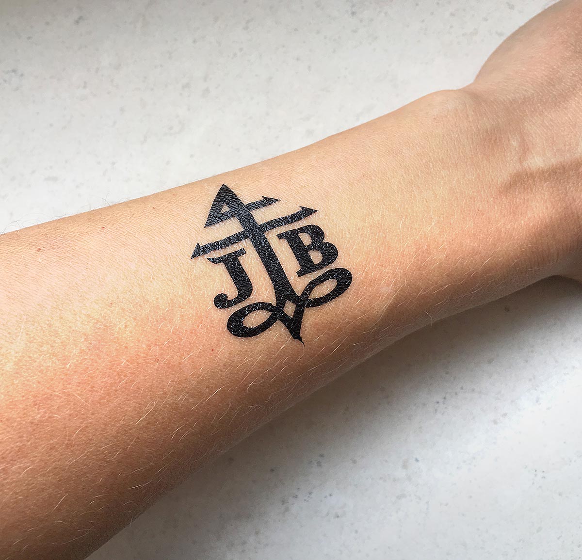Reklamní dočasné přenosové tetování na zápěstí s logem JB