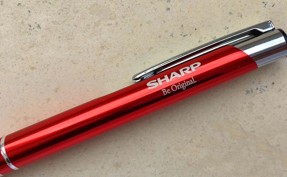 Reklamní červené kovové kuličkové pero s gravírovaným potiskem Sharp Be Original