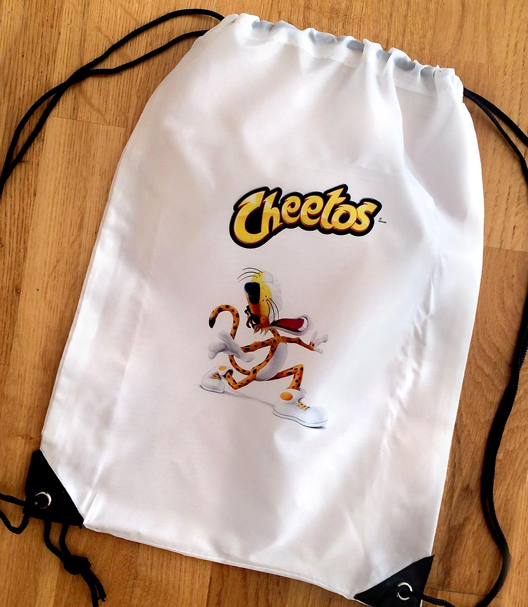 Reklamní stahovací vak na záda z bílého saténu s potiskem loga Cheetos a maskota Chester Cheetah