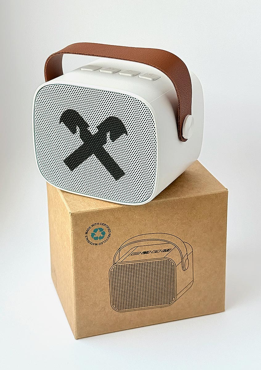 Reklamní bílý Bluetooth reproduktor z recyklovaných materiálů s koženým poutkem a potiskem loga
