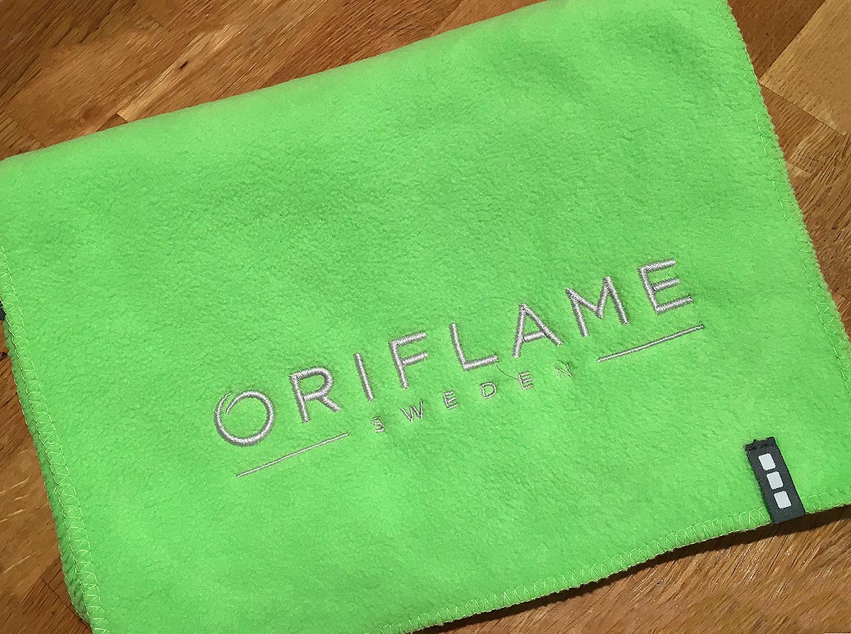 Reklamní zelená fleecová deka s výšivkou loga Oriflame