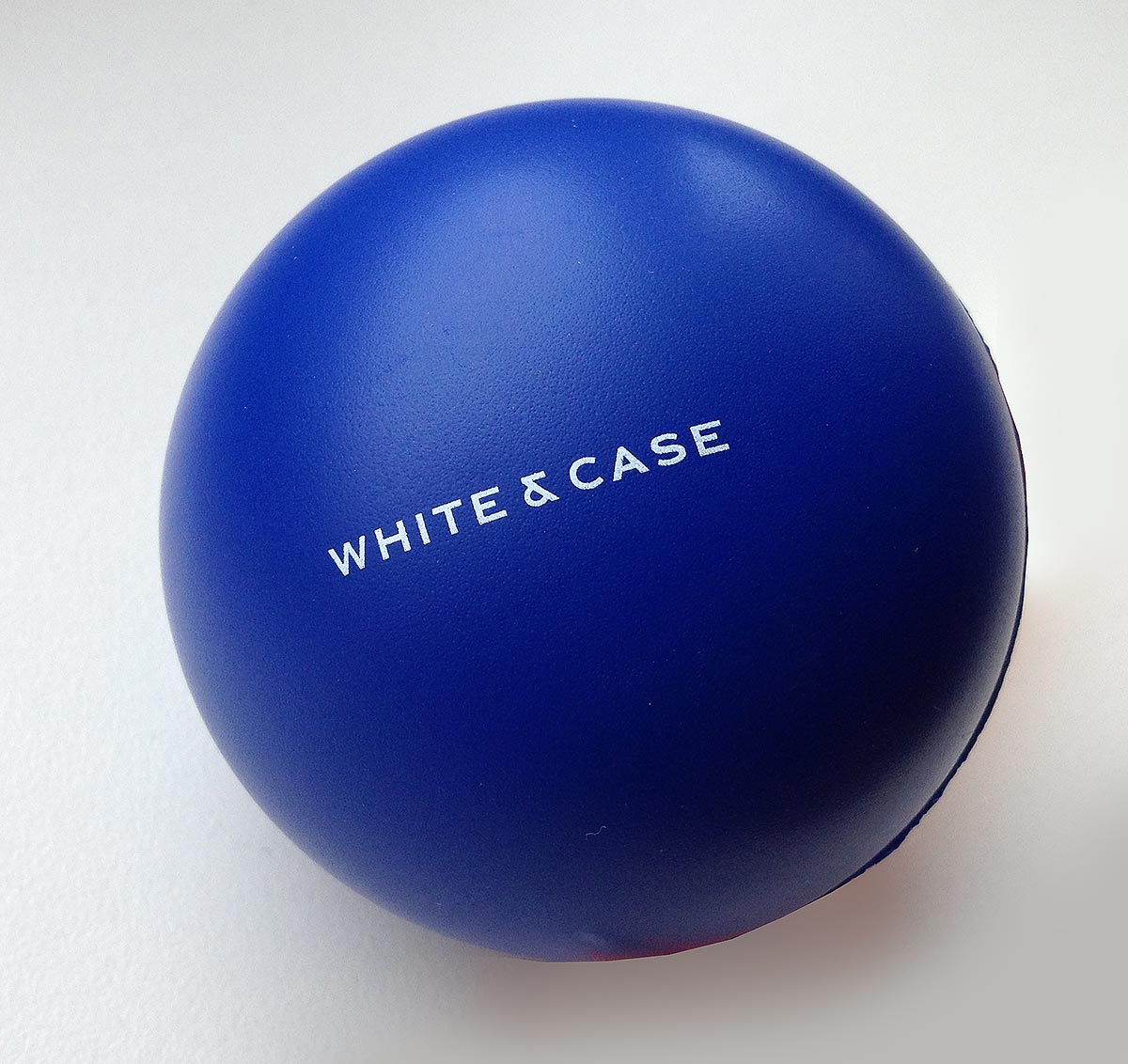 Reklamní modrý antistresový míček s potiskem loga White & Case