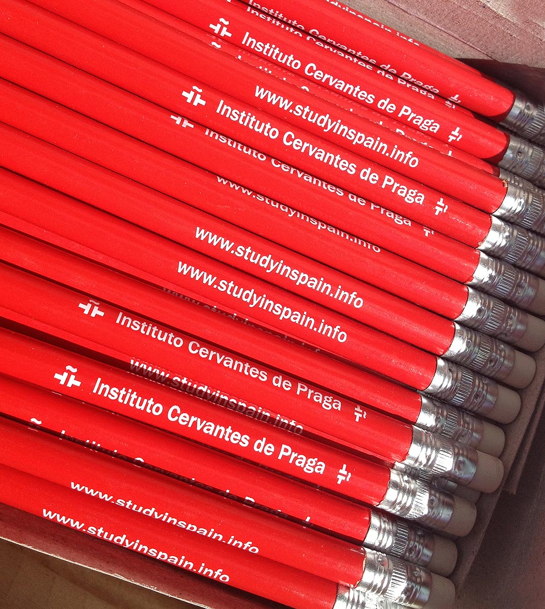 Reklamní červené dřevěné tužky s potiskem Instituto Cervantes de Praga