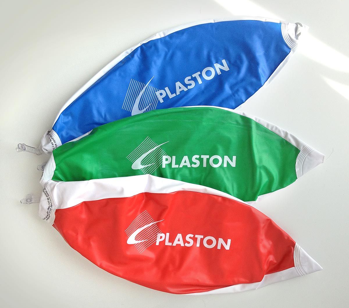 Reklamní nafukovací plážové míče v modré, zelené a červené barvě s logem PLASTON