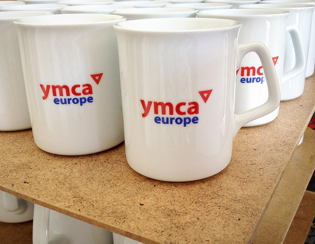 Reklamní bílé keramické hrnky s potiskem loga YMCA Europe