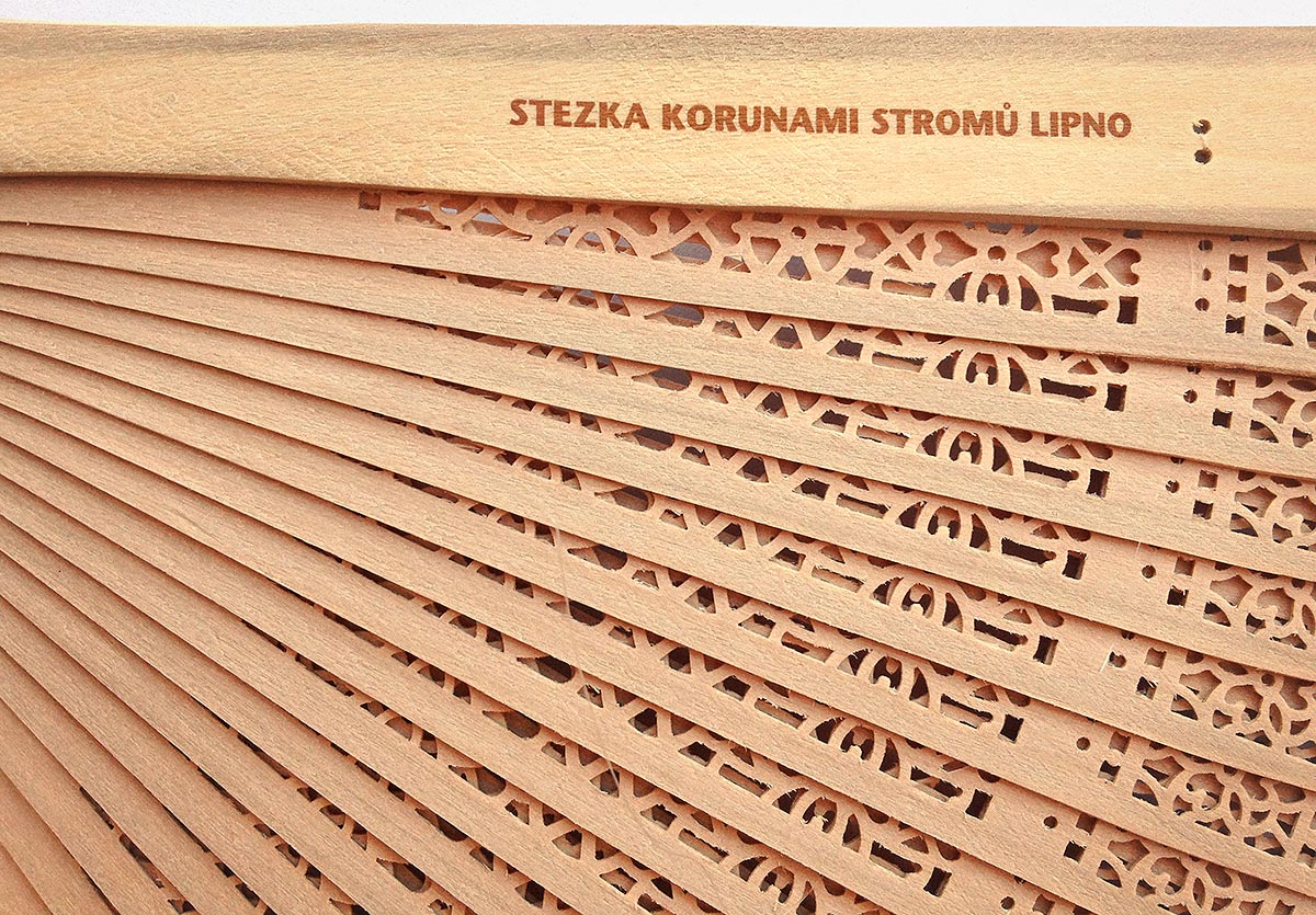 Reklamní dřevěný vějíř s gravírem Stezka korunami stromů Lipno