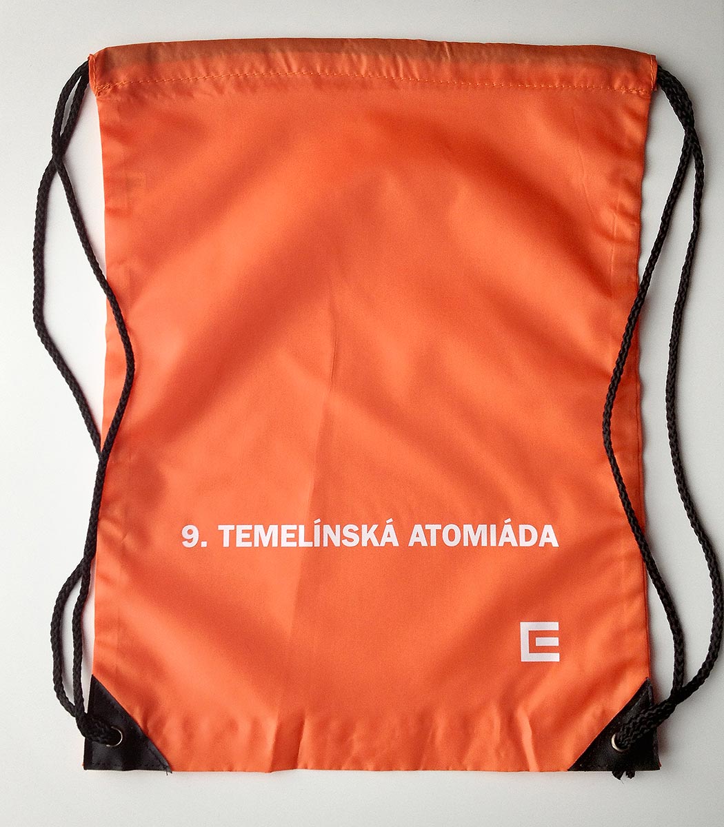 Reklamní oranžový stahovací vak na záda s potiskem ČEZ a nápisem Temelínská atomiáda