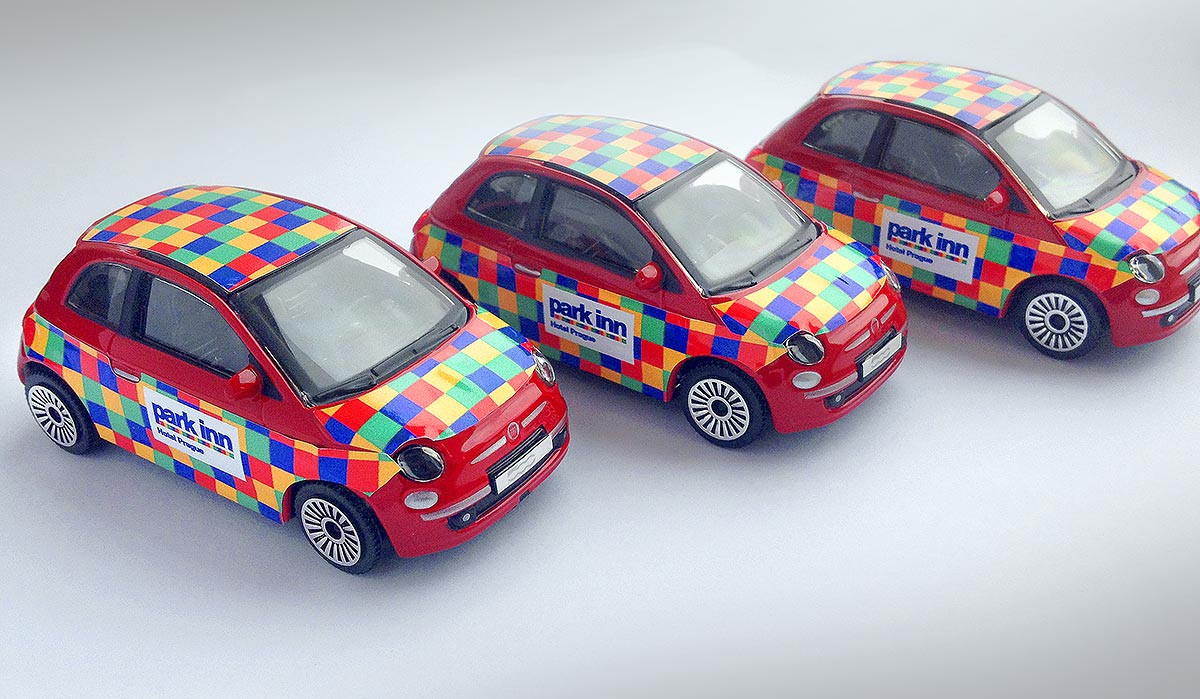 Reklamní modely autíček Fiat 500 s pestrobarevným potiskem a logem Park Inn