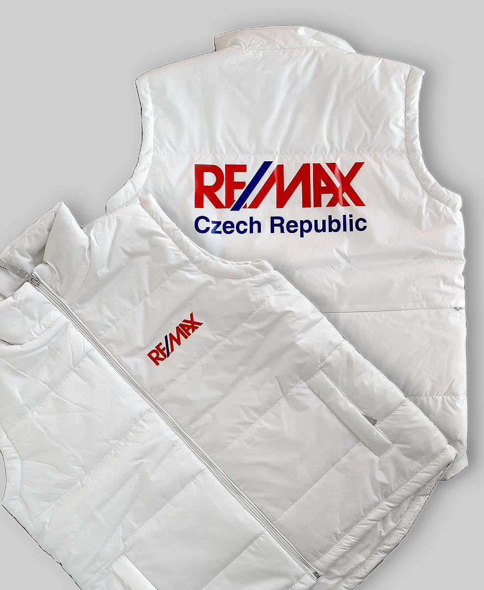 Reklamní bílé prošívané vesty s potiskem loga RE/MAX Czech Republic