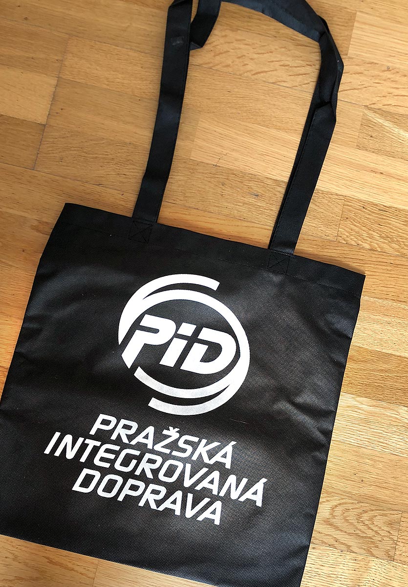 Reklamní černá nákupní taška z netkané textilie s potiskem Pražská integrovaná doprava