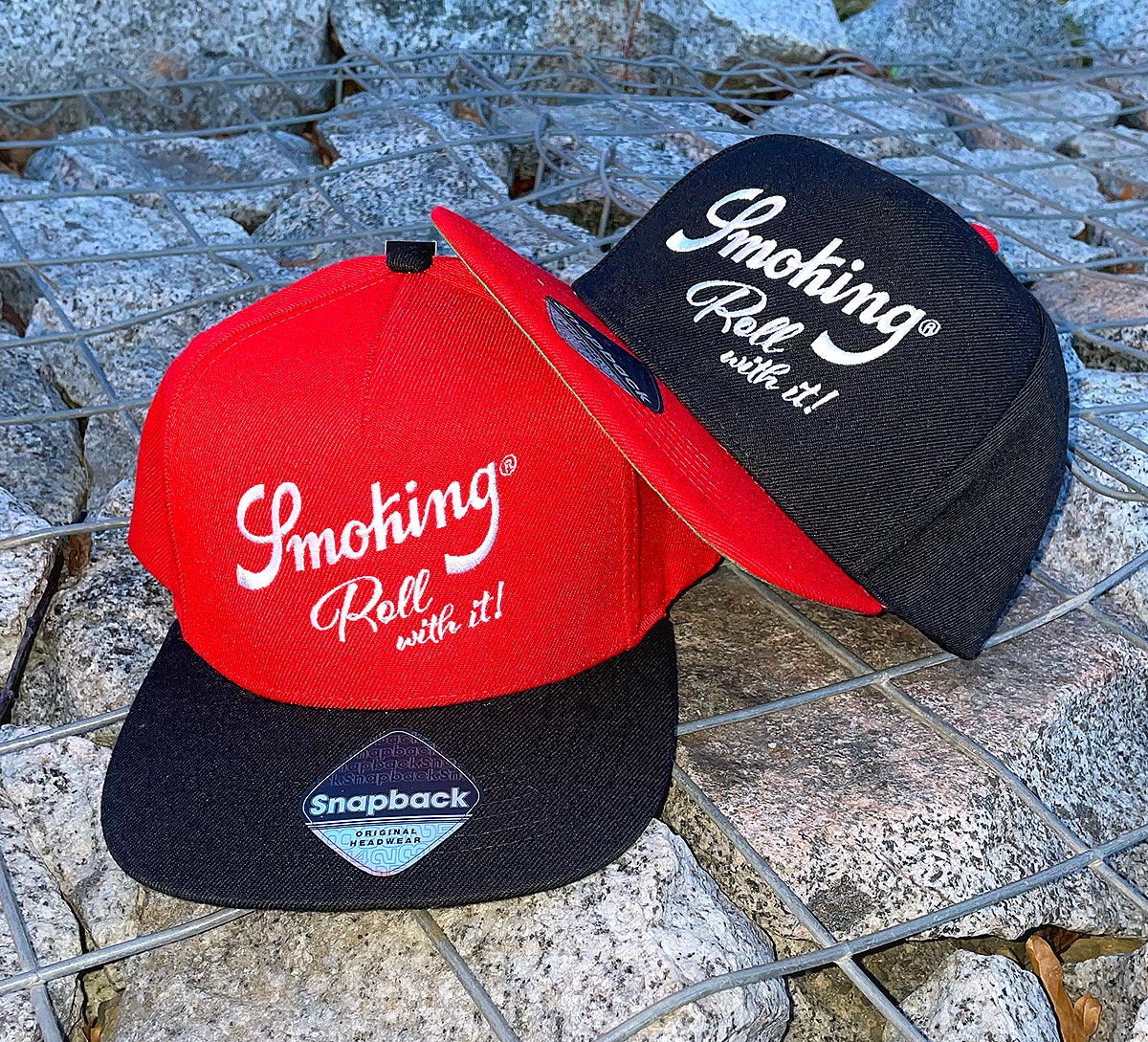Reklamní kšiltovky snapback v červené a černé barvě s výšivkou loga Smoking