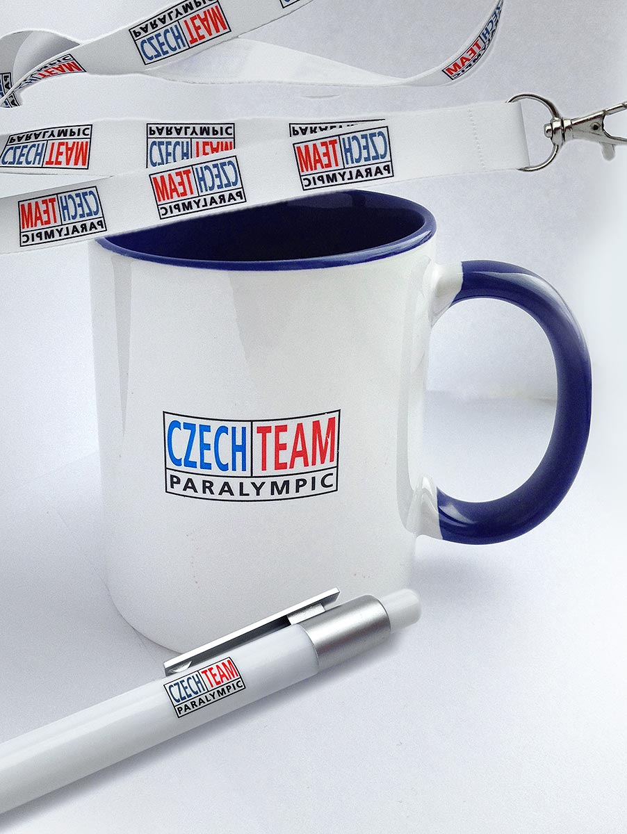 Reklamní bílý keramický hrnek, propiska a šňůrka na krk Czech Paralympic Team
