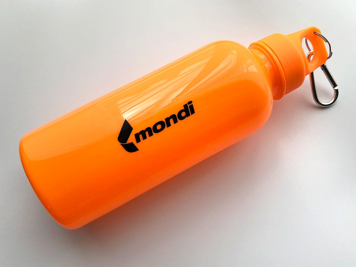 Reklamní oranžová sportovní láhev na pití s karabinou a potiskem loga Mondi