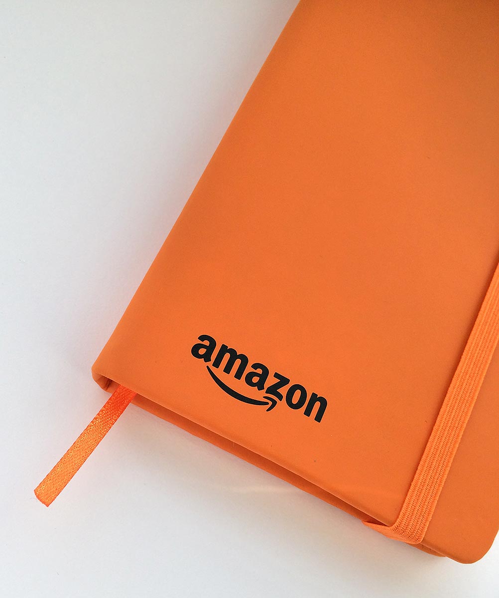 Reklamní oranžový zápisník s gumičkou a potiskem loga Amazon