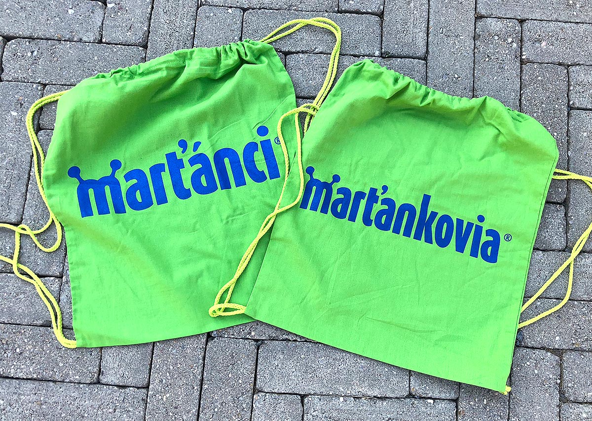 Reklamní bavlněné stahovací vaky v zelené barvě s potiskem loga Marťánci