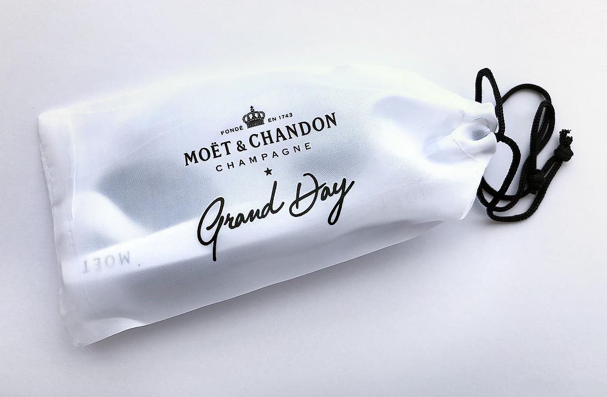 Reklamní brýle v saténovém pouzdře na brýle s potiskem loga Moët & Chandon Champagne