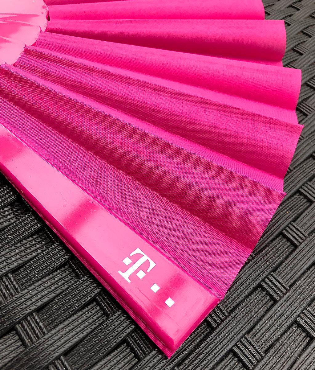 Reklamní růžový skládací vějíř s potiskem loga T-Mobile