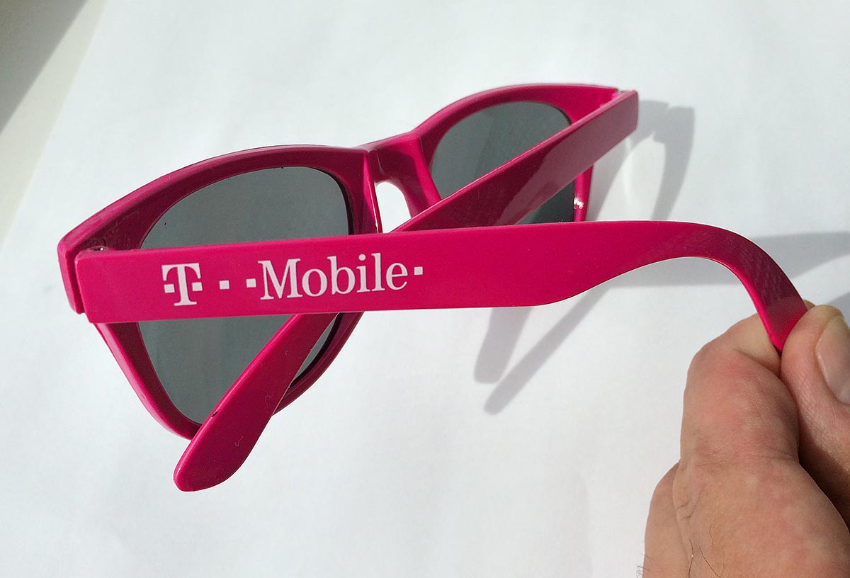 Reklamní růžové sluneční brýle s potiskem loga T-Mobile