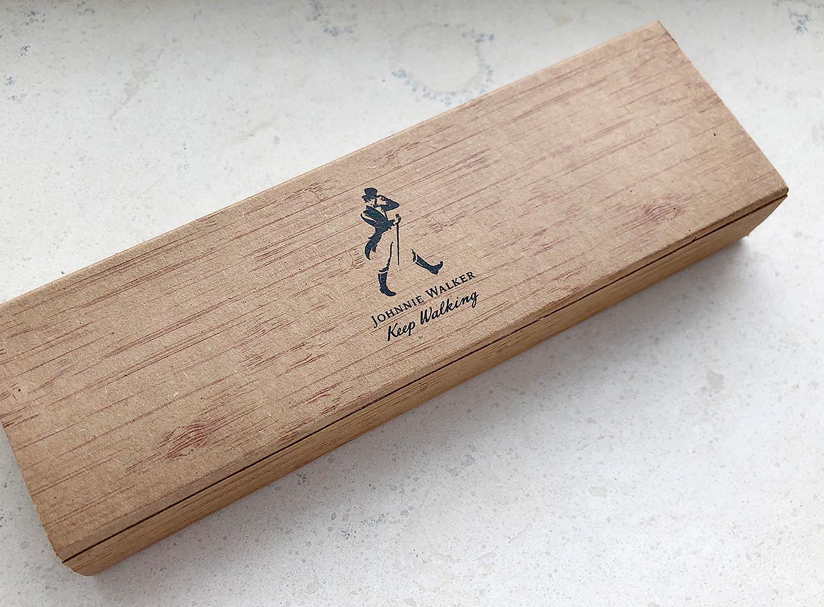 Reklamní dřevěná dárková krabička na pero s potiskem loga Johnnie Walker Keep Walking