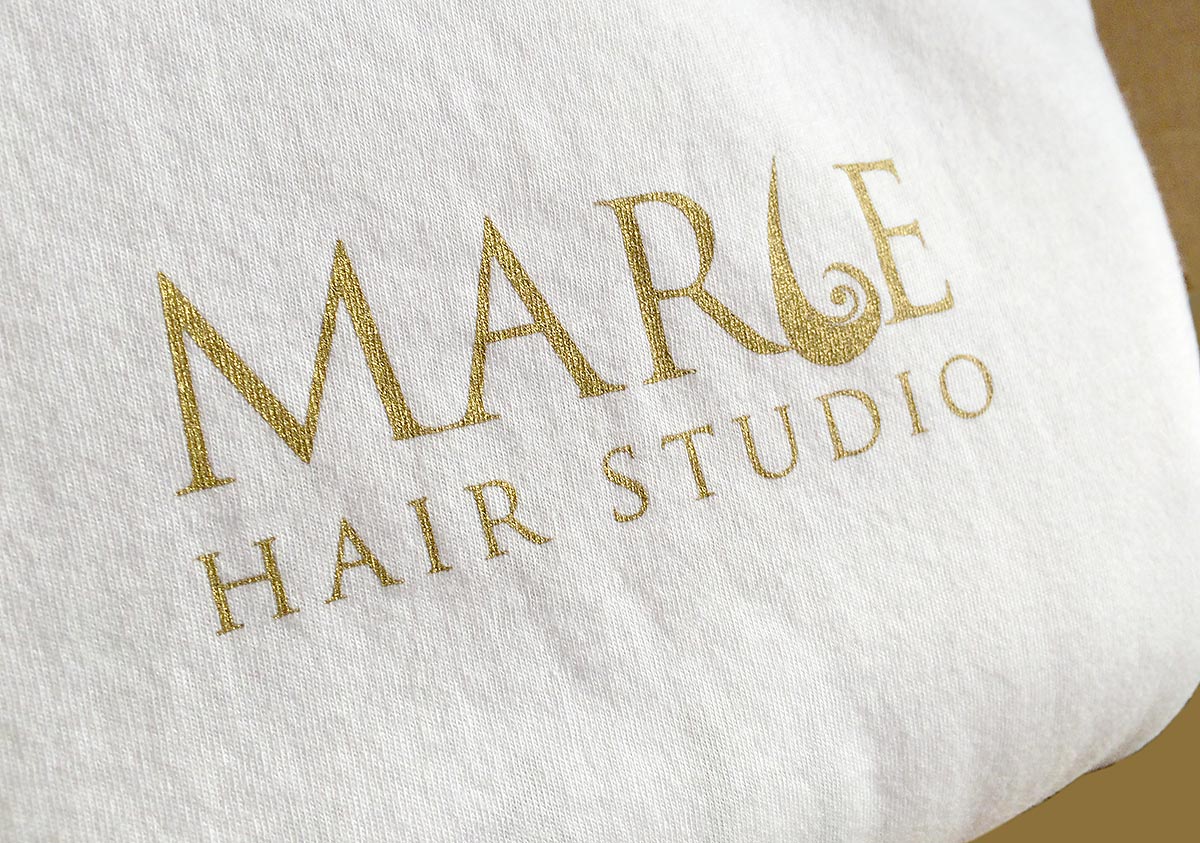Reklamní bílé tričko se zlatým potiskem Marle Hair Studio