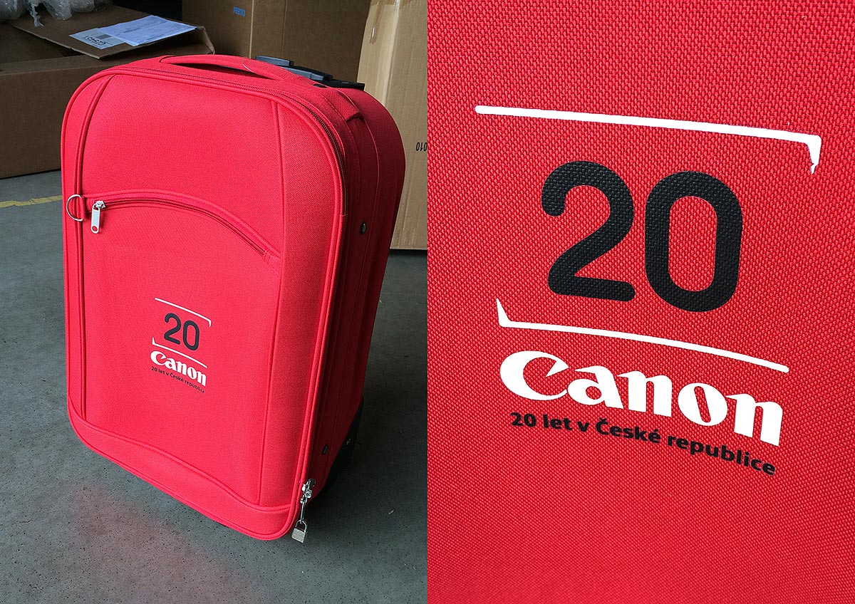 Reklamní červený cestovní kufr na kolečkách s potiskem loga Canon