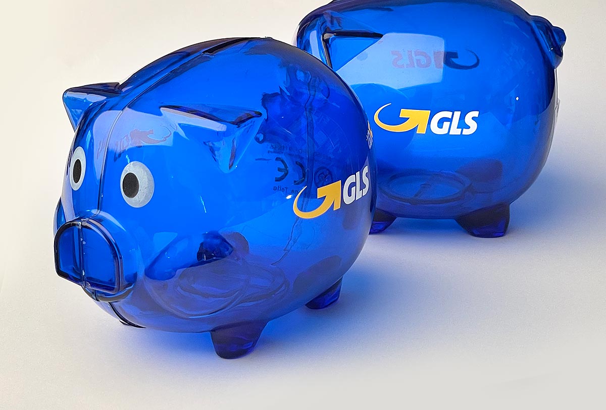Reklamní plastová kasička ve tvaru prasátka s potiskem loga GLS