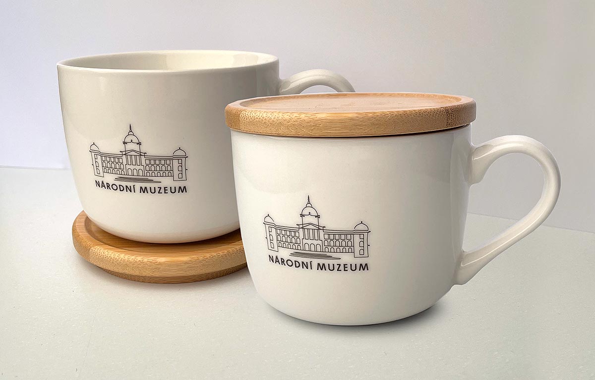 Reklamní bílé keramické hrnky s bambusovým víčkem a potiskem Národní muzeum