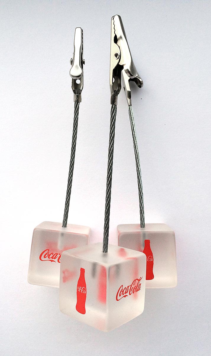 Reklamní stojánky na fotky a vzkazy s kovovým klipem a potiskem loga Coca-Cola
