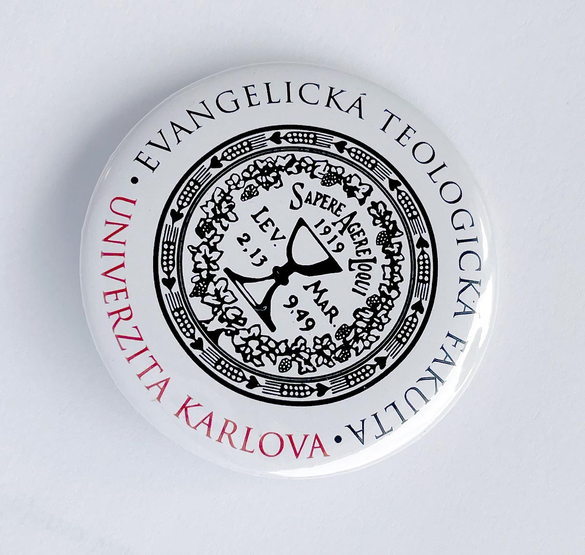 Werbe-Button rund mit Aufdruck Evangelisch-Theologische Fakultät der Karls-Universität
