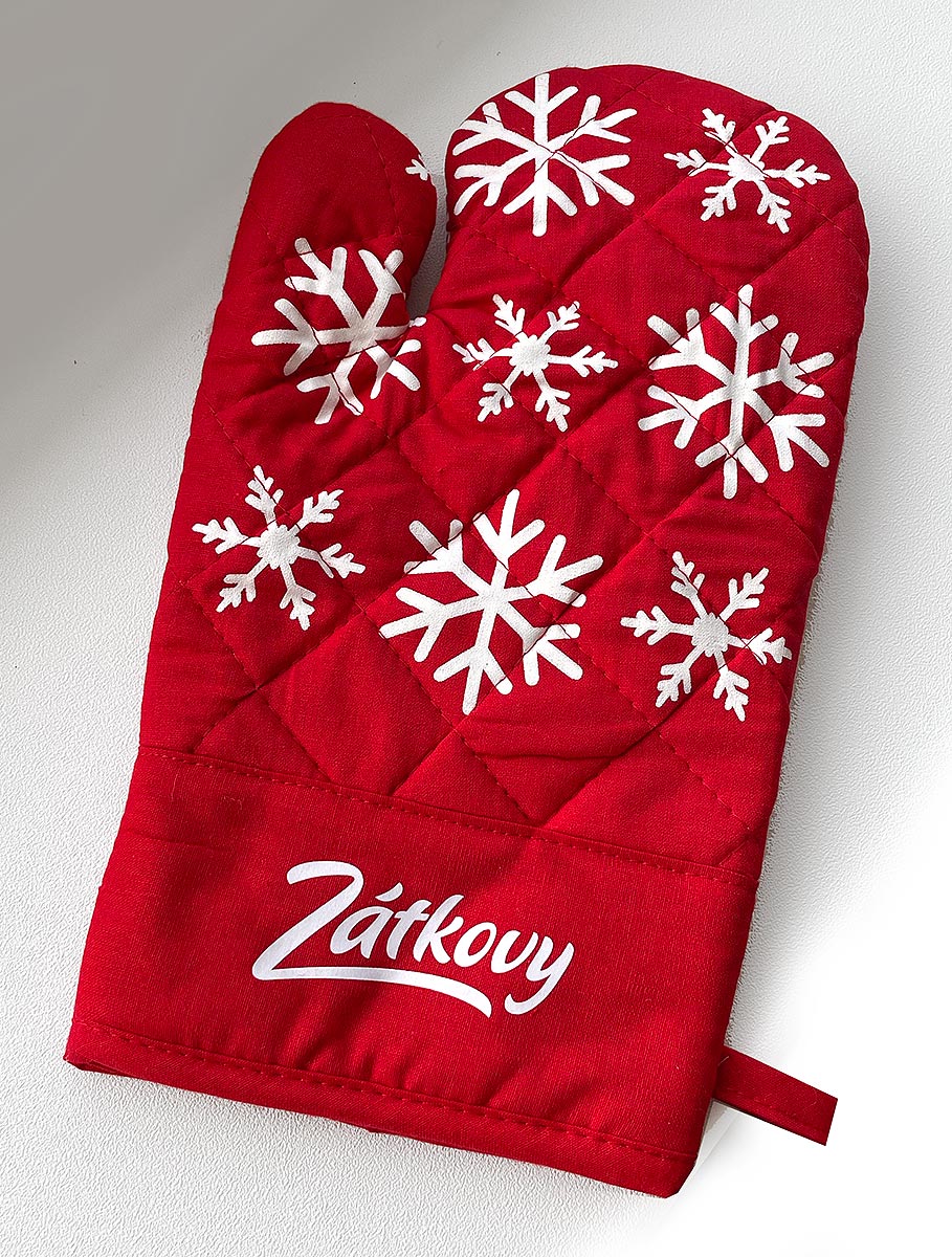 Reklamní červená kuchyňská chňapka se sněhovými vločkami a potiskem Zátkovy