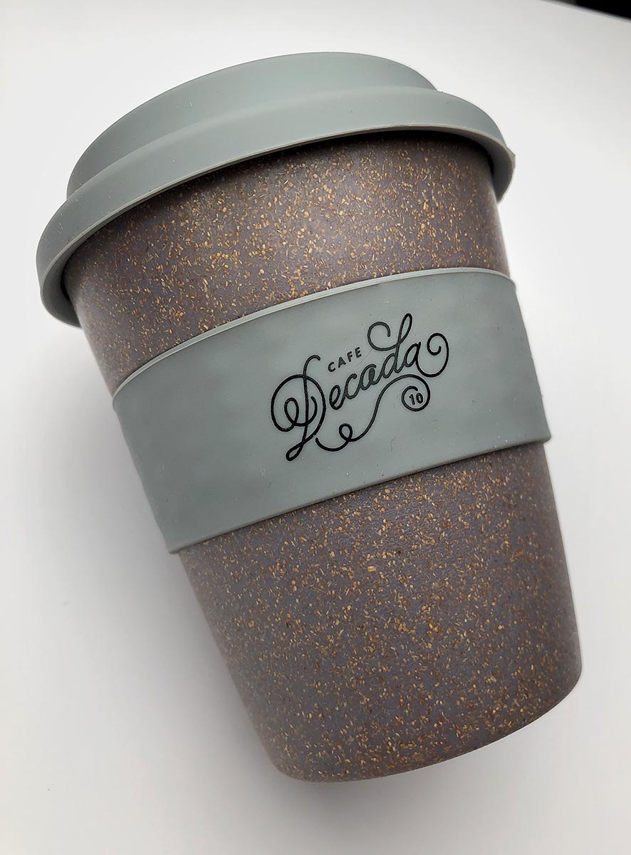 Reklamní ekologický kelímek na kávu z kávové sedliny s potiskem loga Cafe Decada