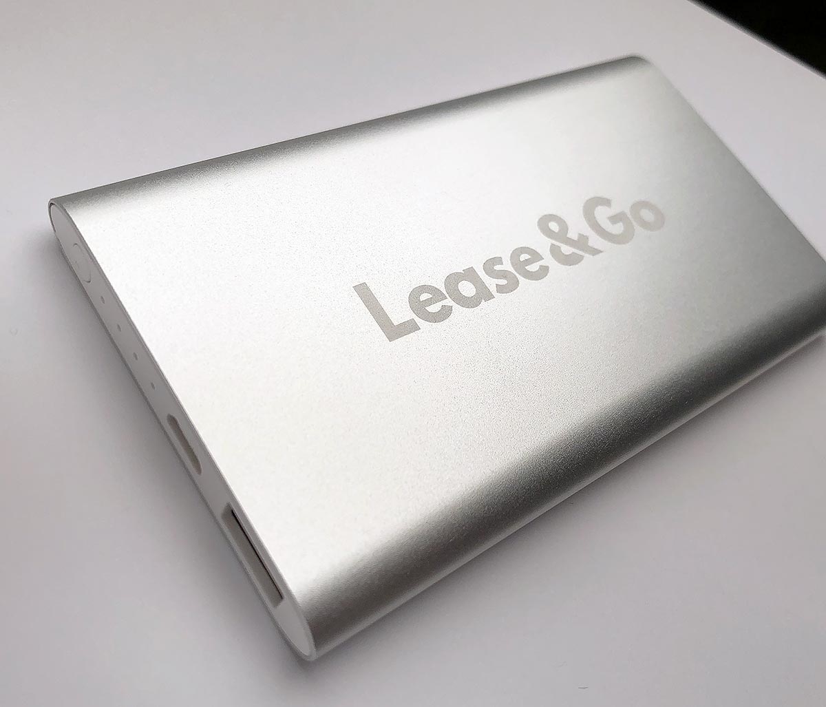 Reklamní stříbrná powerbanka s potiskem loga Lease&Go
