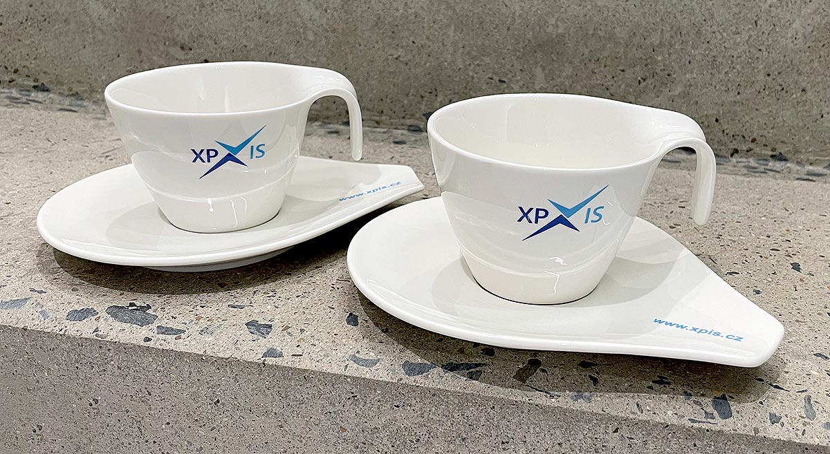 Reklamní bílé porcelánové šálky s podšálky a potiskem loga XPIS